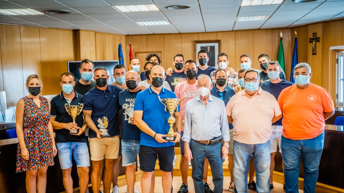 El alcalde de Roquetas de Mar con los futbolistas en el Ayuntamiento.