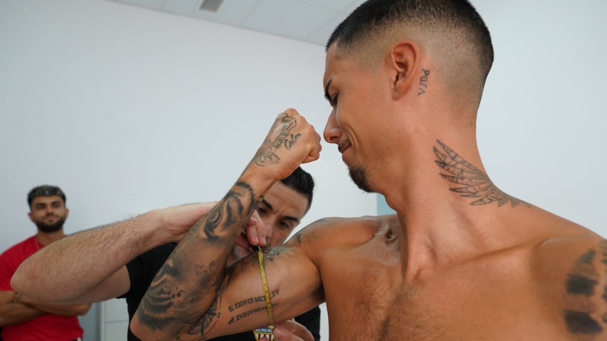 Los servicios médicos del Almería supervisando a Chumi.