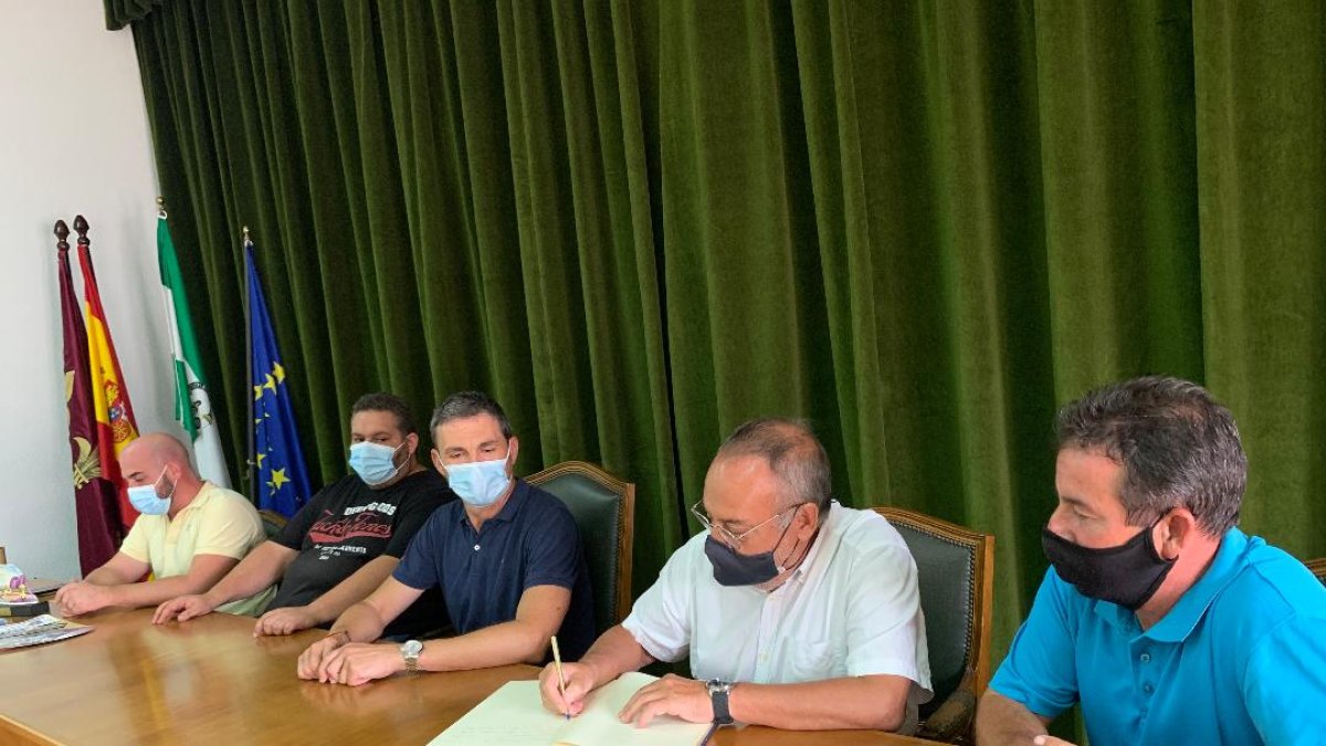 Alfredo Relaño firmando en el Ayuntamiento de Los Gallardos.