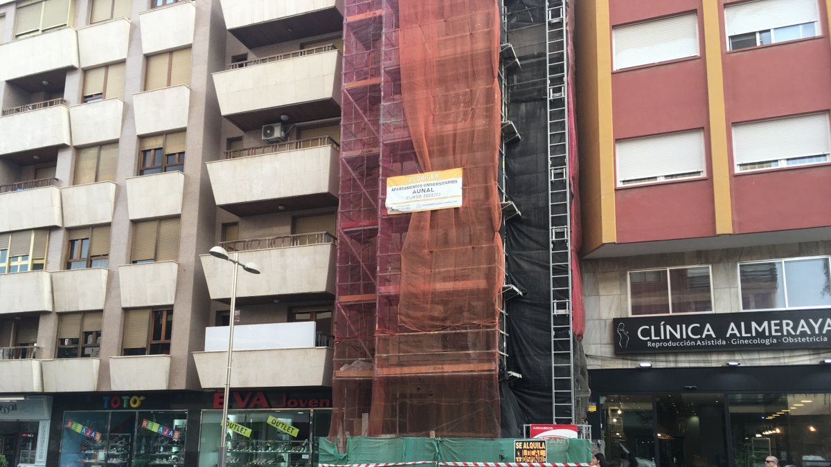 El edificio está situado en Obispo Orberá, junto a una de las tiendas de Zapatos Eva.