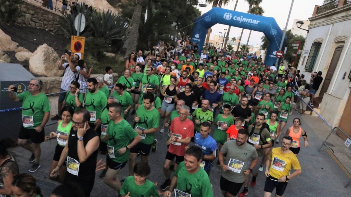 Más de 550 personas recorren el centro en la carrera nocturna contra el cáncer.