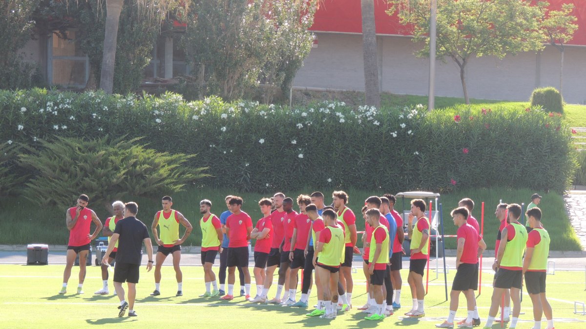 Charla del preparador físico, Xabi Gil, antes de iniciar el entrenamiento.