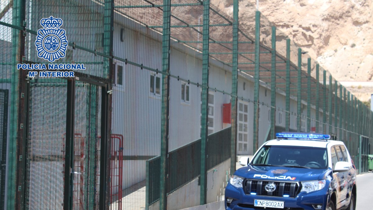 Un vehículo de Policía Nacional en el Puerto de Almería.