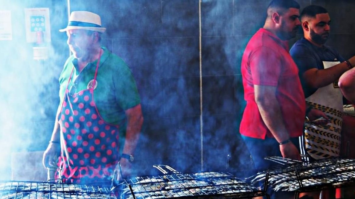 Imagen de la sardinada en Adra.