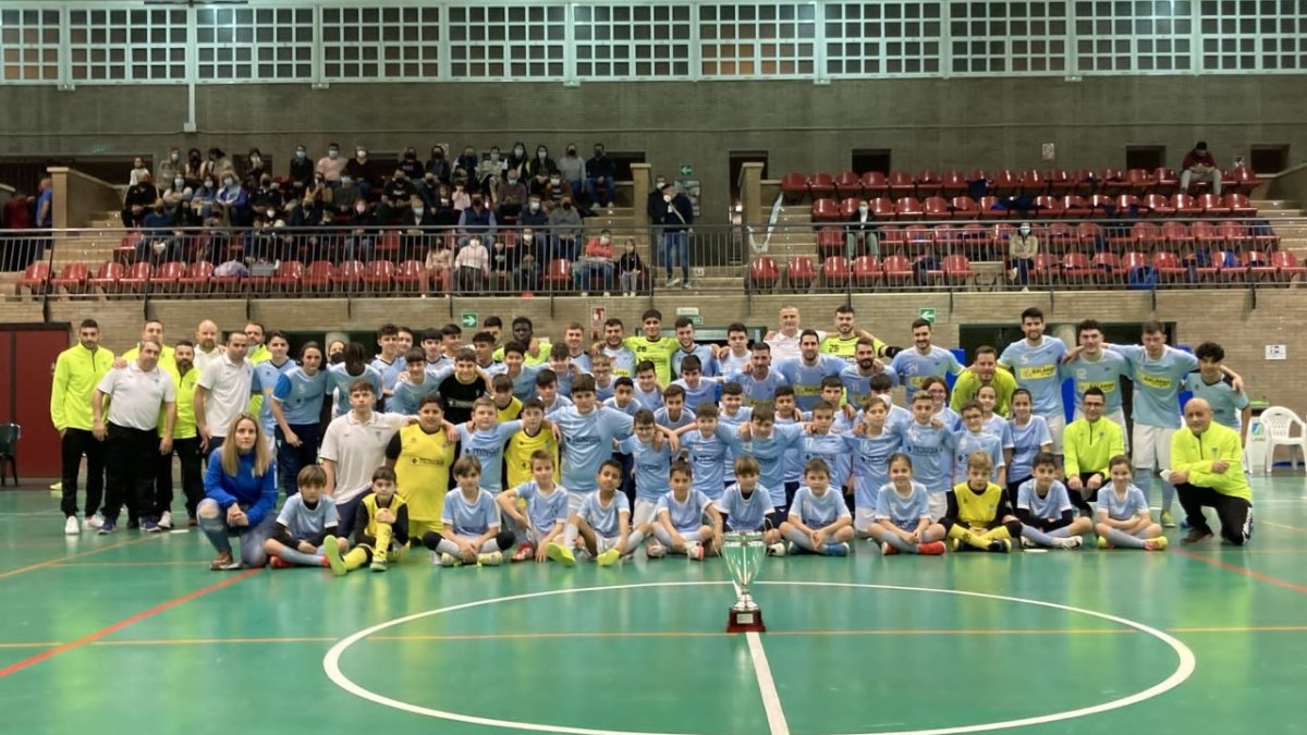 Los canteranos celestes posando en la pista.