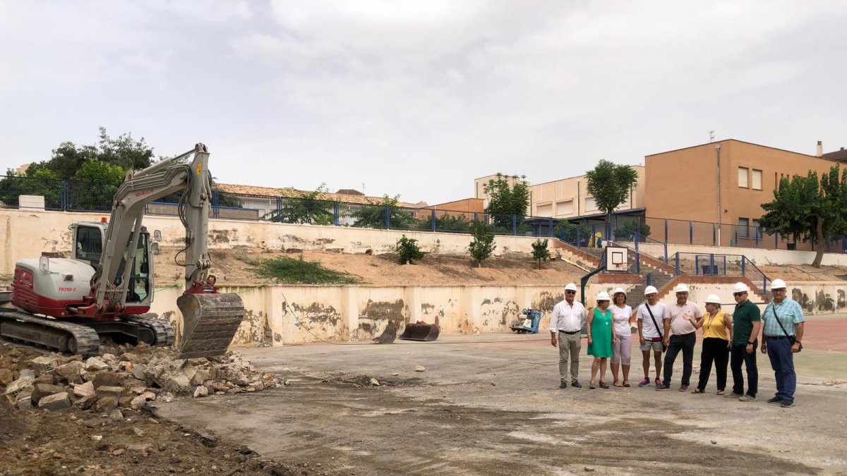 Autoridades ante el inicio de las obras.