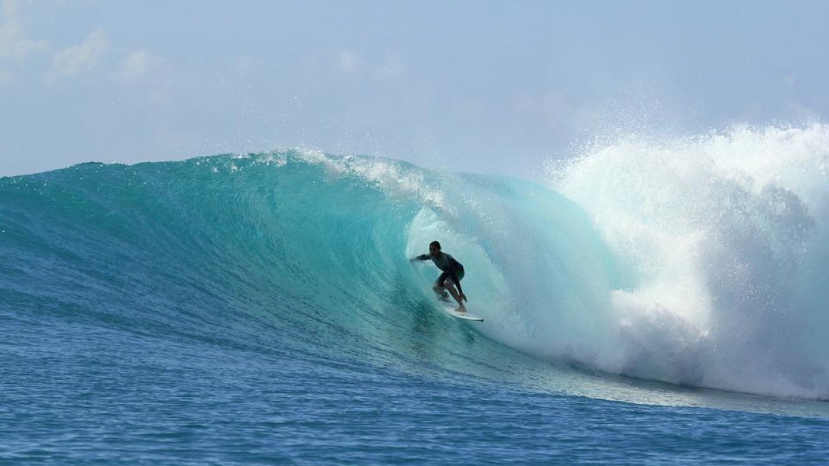 Imagen de archivo de un surfista en el mar.