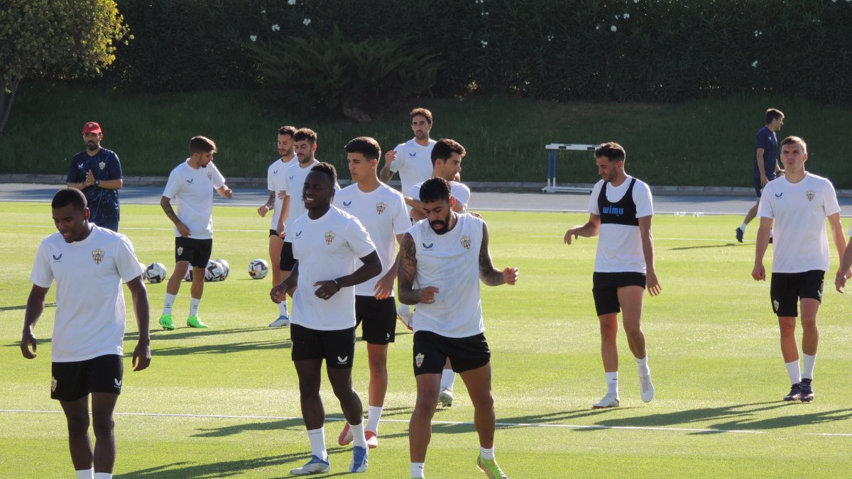 El Almería con las nueva ropa de entrenamiento.