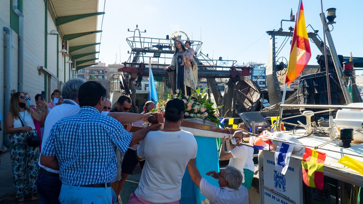 Garrucha embarca a su Patrona en su espectacular paseo marítimo, para su posterior traslado en procesión a la Ermita.