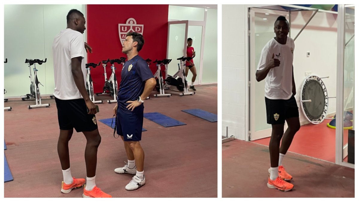 Umar Sadiq charló con Rubi antes de continuar con el trabajo en la sala médica.