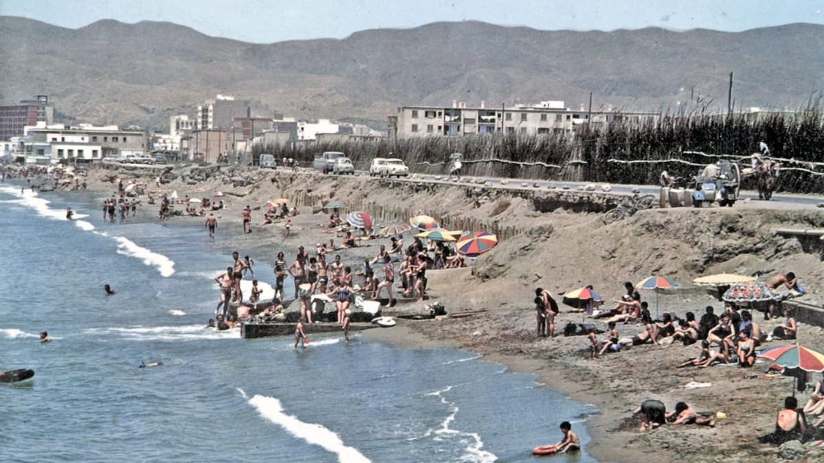 Trozo de playa y carretera que iba desde el barrio del Zapillo a la boca del río.