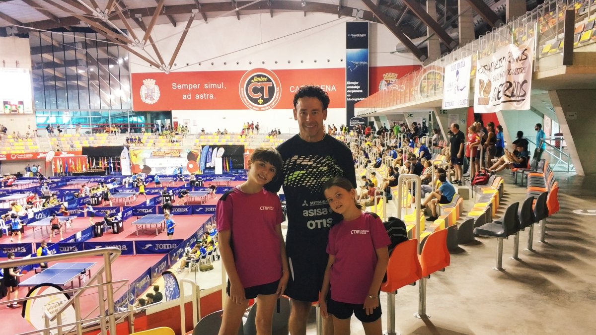 Mario posa en Cartagena con sus dos campeonas.