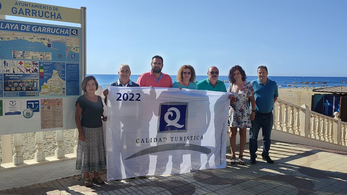Los responsables del Ayuntamiento con la nueva distinción turística de Garrucha.