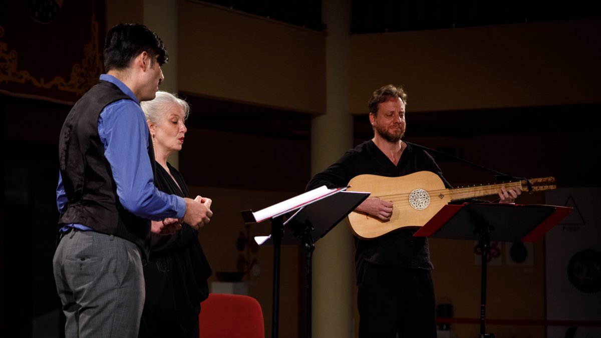 Ariel Abramovich acompañando a Jonatan Alvarado y María Cristina Kiehr con una vihuela bajo. Foto de Blas Fuentes.