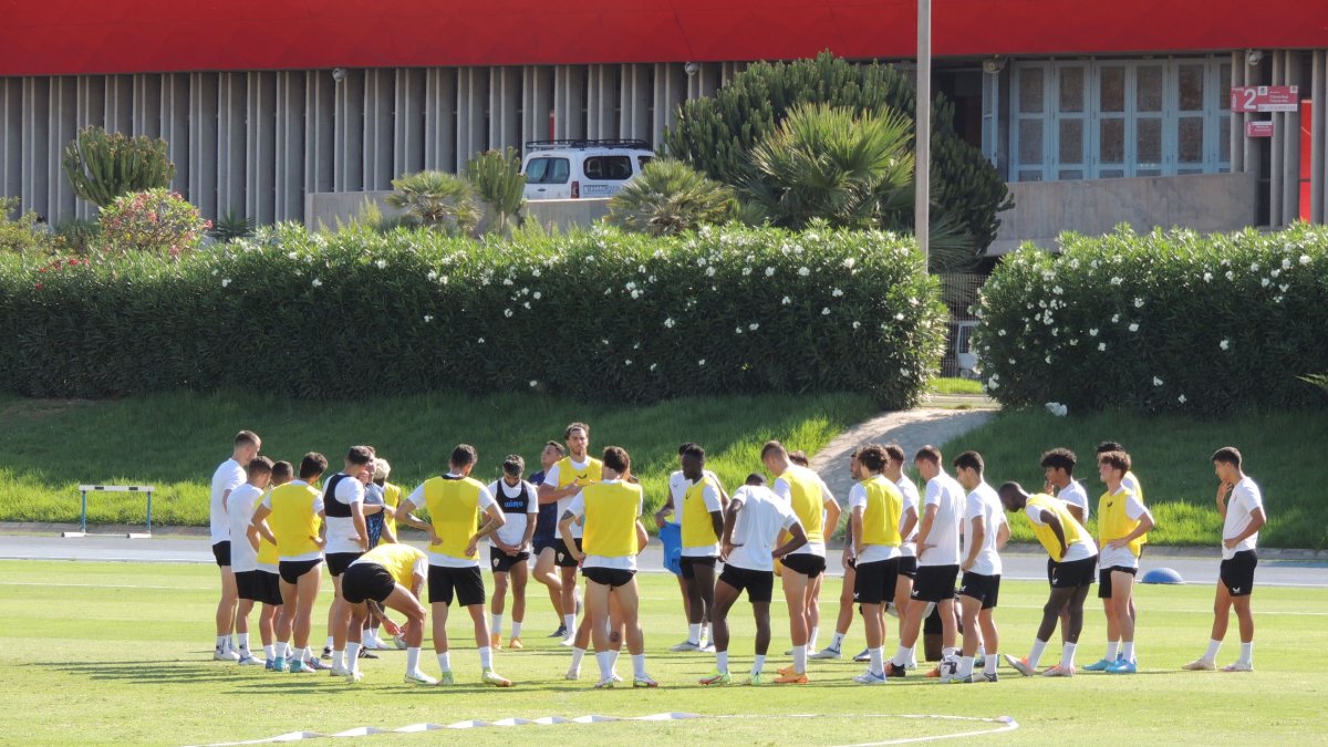 Muchos futbolistas en el Anexo en la primera semana de pretemporada.