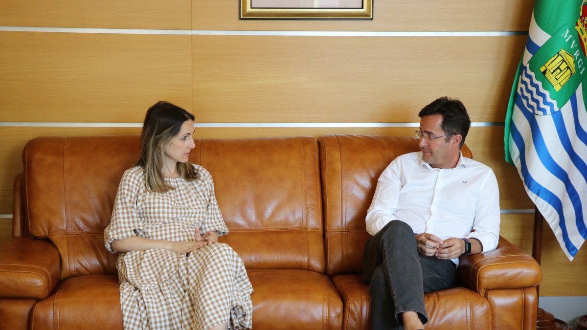 Elena Gómez en su reunión con el alcalde de El Ejido en el Ayuntamiento.