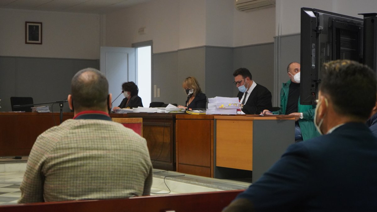 Sala de vistas, con acusados, fiscal y defensas