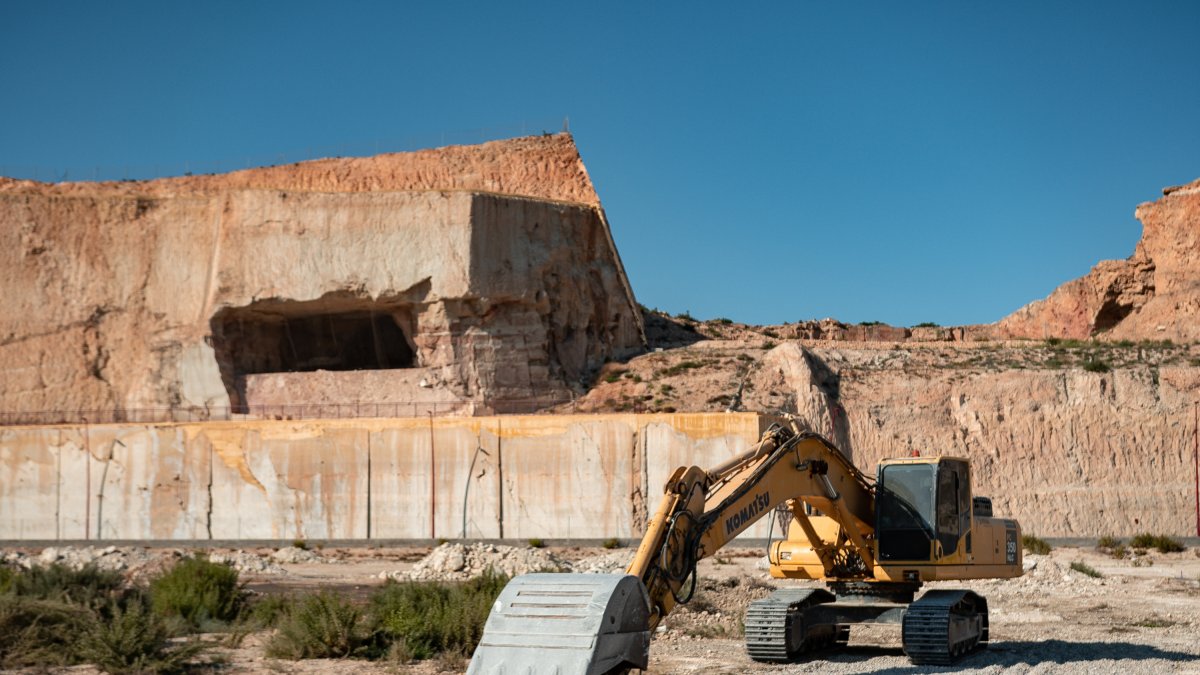 Excavadora trabajando sobre el solar en el que irá Ikea Almería