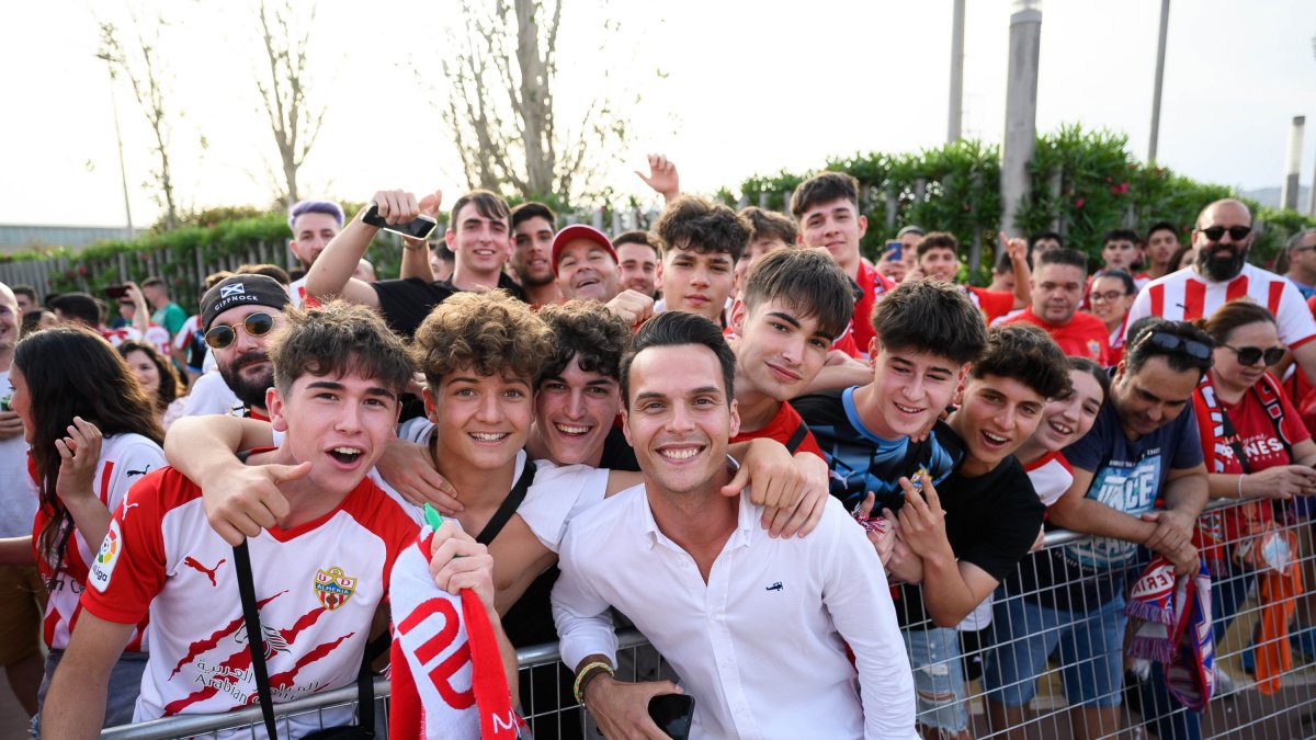 Diego Plaza con los aficionados del Almería en el Power Horse.