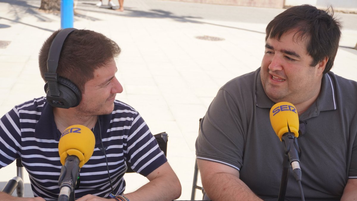 El periodista, Guillermo Mirón entrevista al concejal de Hacienda de Carboneras, Ramón Soto.