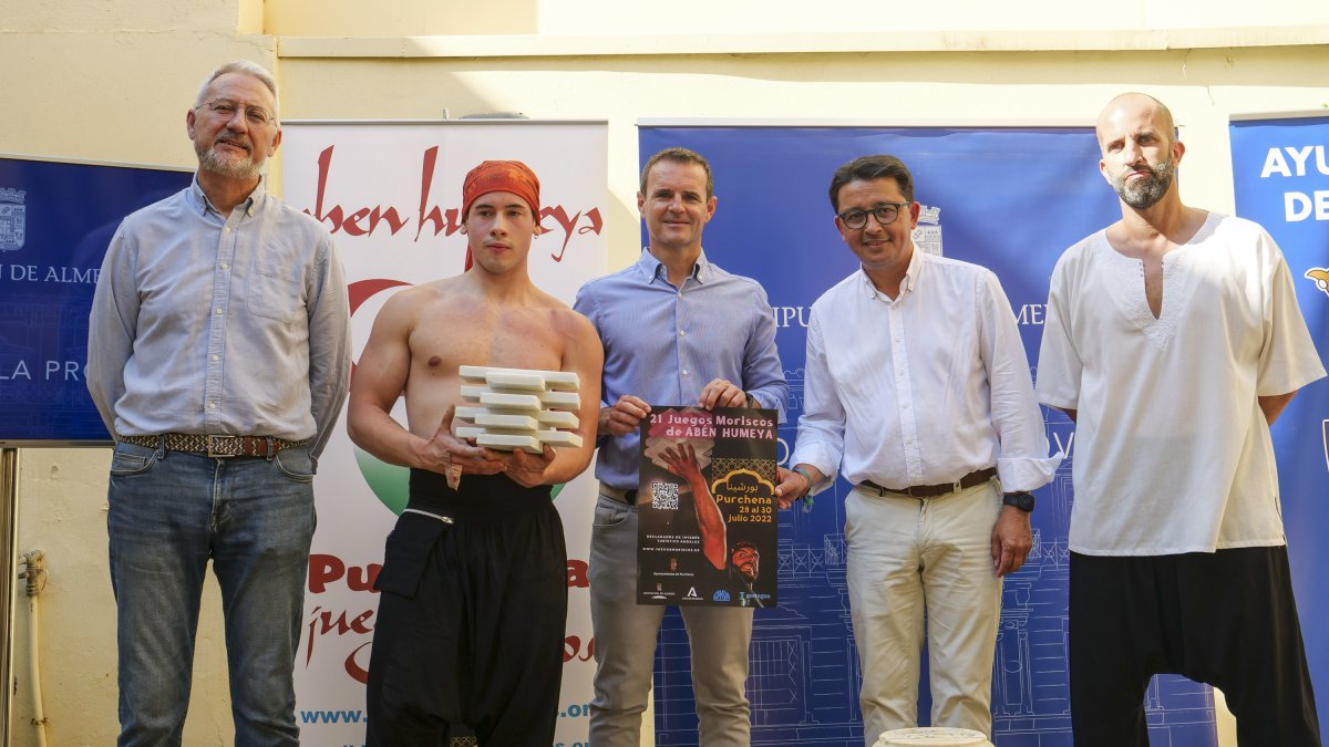 Autoridades y organizadores en la presentación oficial del evento.