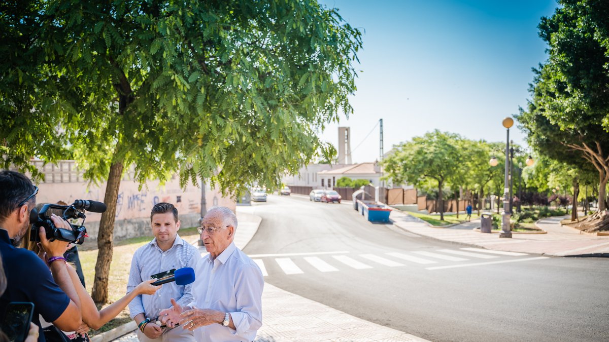 Gabriel Amat durante su visita a las actuaciones que se están llevando a cabo en Aguadulce.