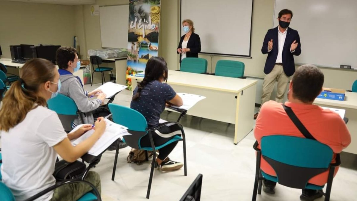 Francisco Góngora, alcalde de El Ejido, charlando ante un grupo de jóvenes.