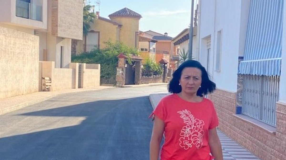 La alcaldesa en la vía donde se ha actuado.