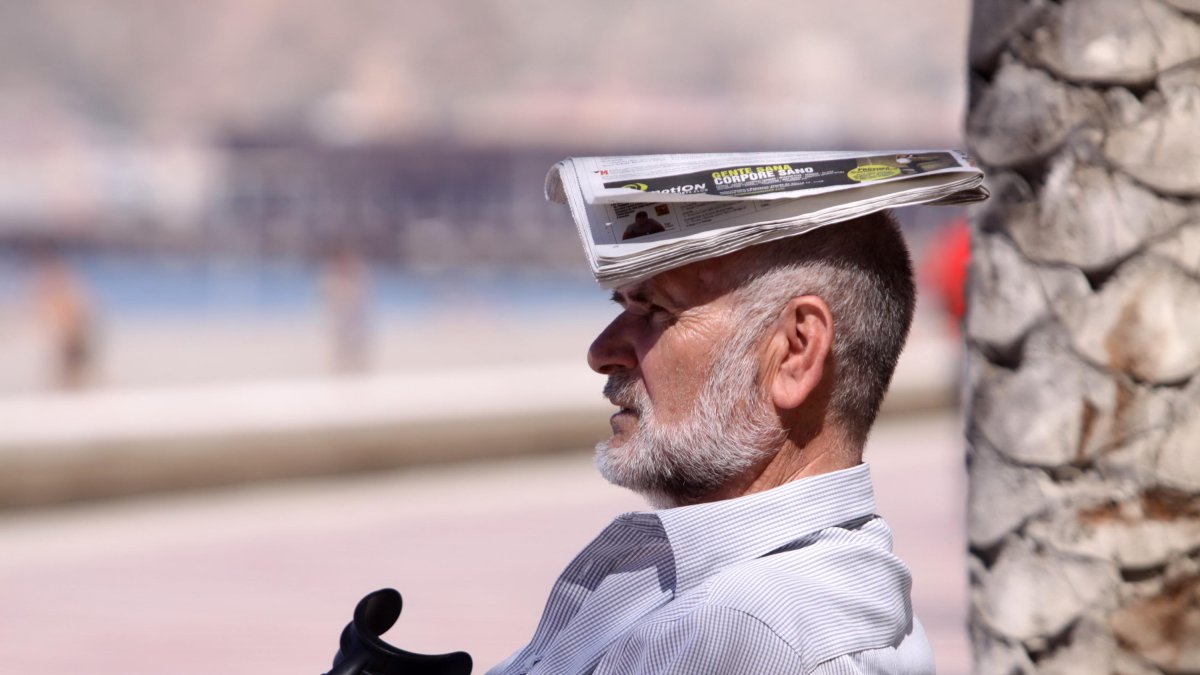 Un hombres se protege del calor con un periódico, en una imagen de archivo.