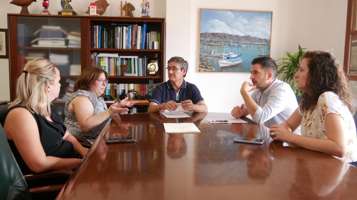 Firma del convenio en el Ayuntamiento de Adra.
