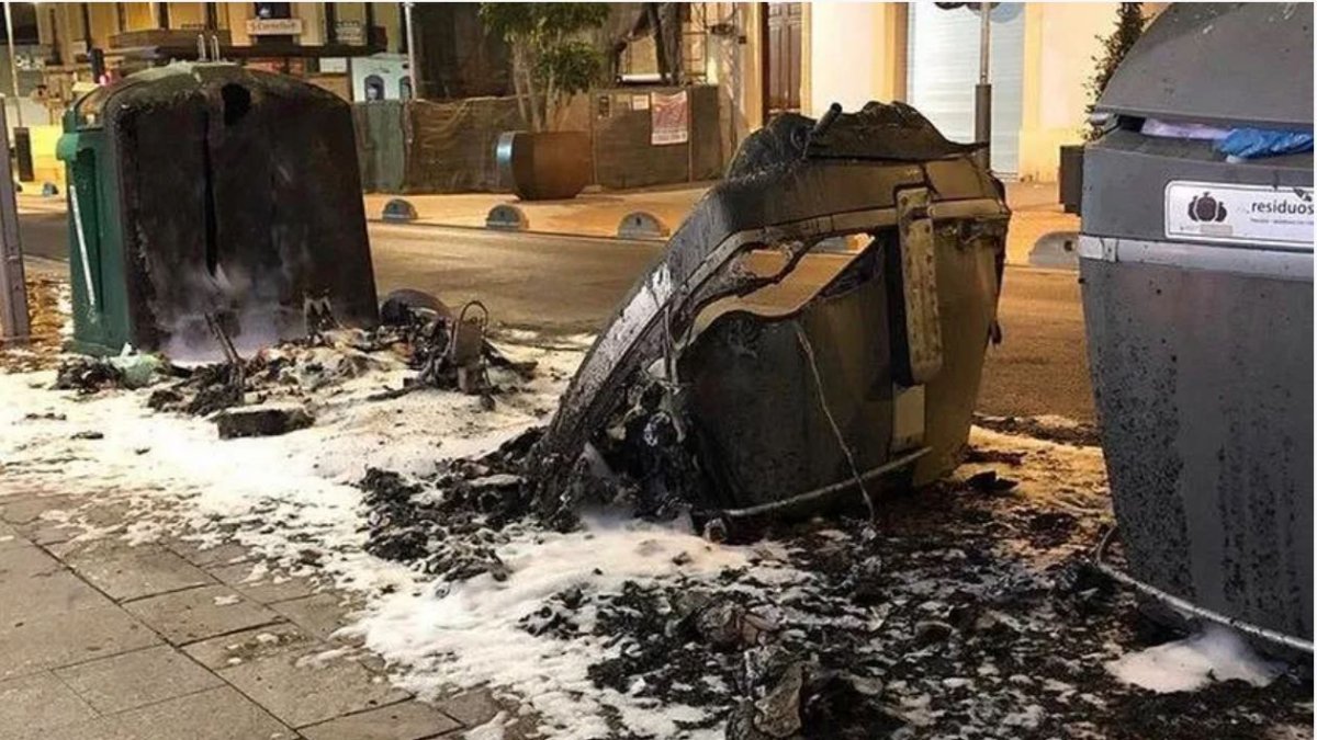 Imagen de un contenedor quemado en la capital almeriense