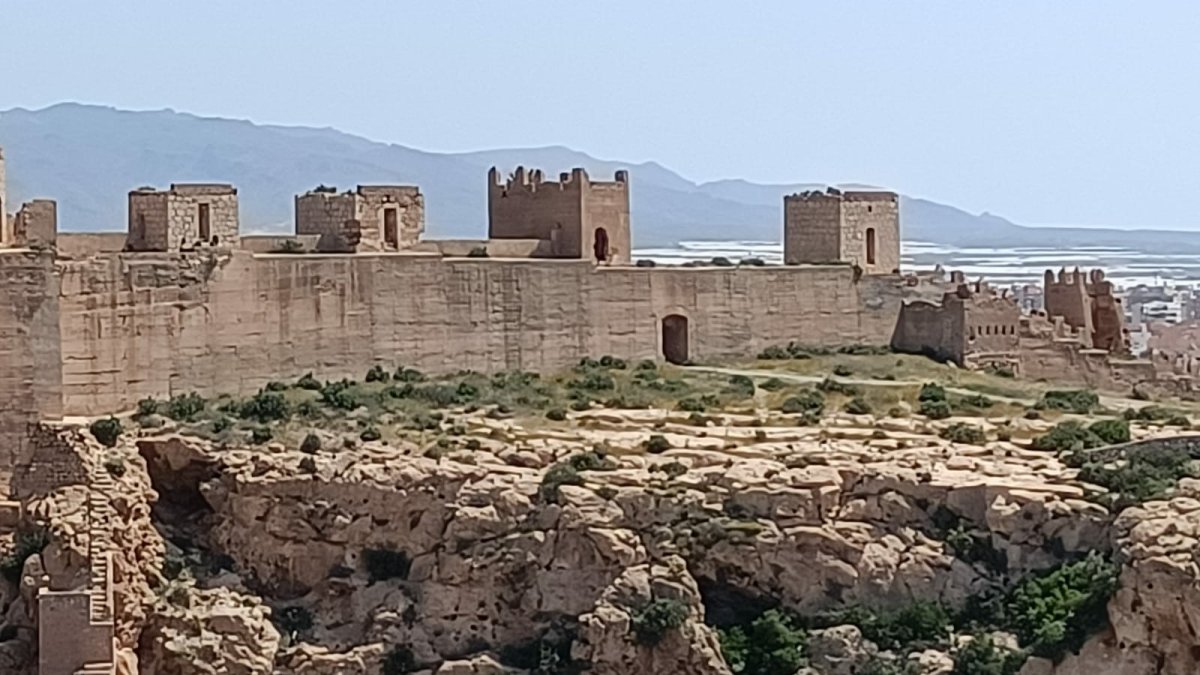 Vista de la Muralla de San Cristóbal desde la Alcazaba