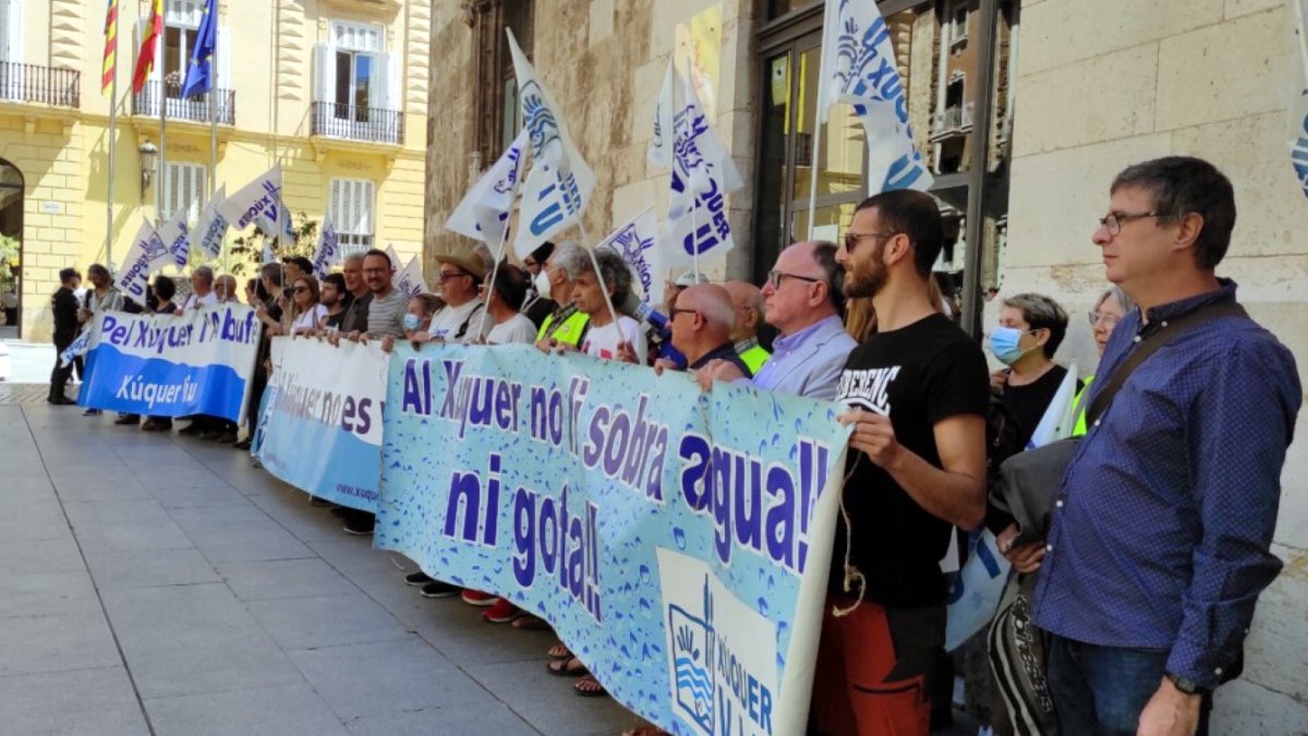 Asociaciones valencianas manifestándose en contra del Trasvase del Júcar a Almería.