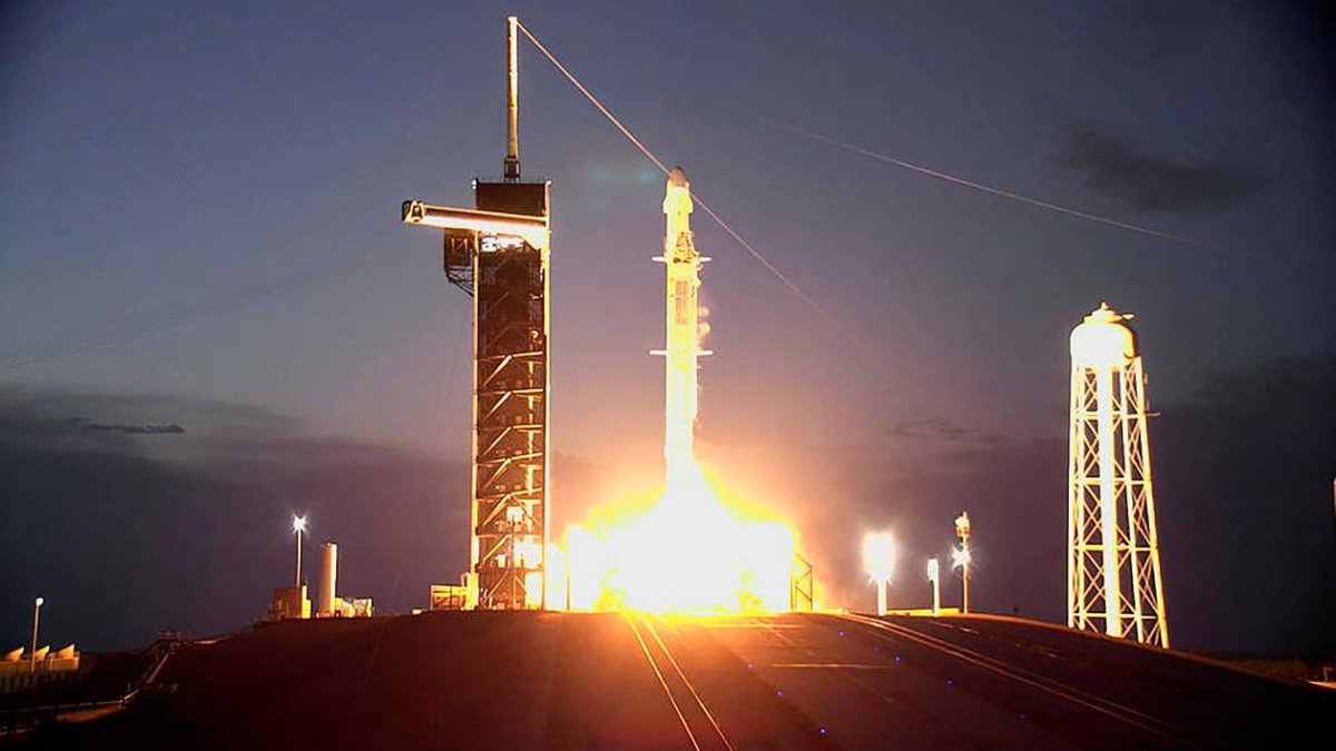 Un cohete Falcon 9 de SpaceX despega del Centro Espacial Kennedy con una nave Dragon, que transporta experimentos científicos como EMIT. / NASA TV