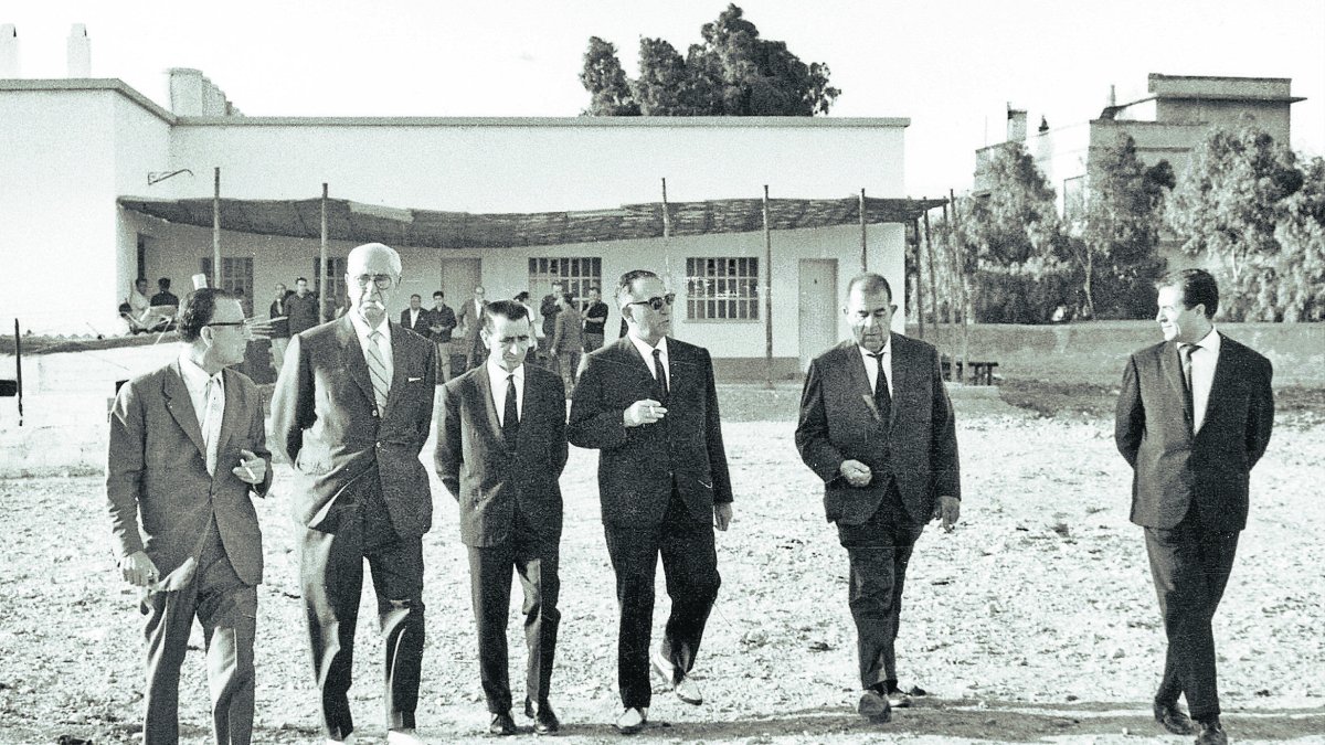 Don Manuel Gómez Campana, el más alto del grupo, en 1964.