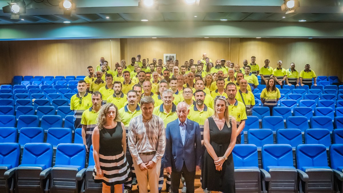 Amat junto a los operarios contratados.
