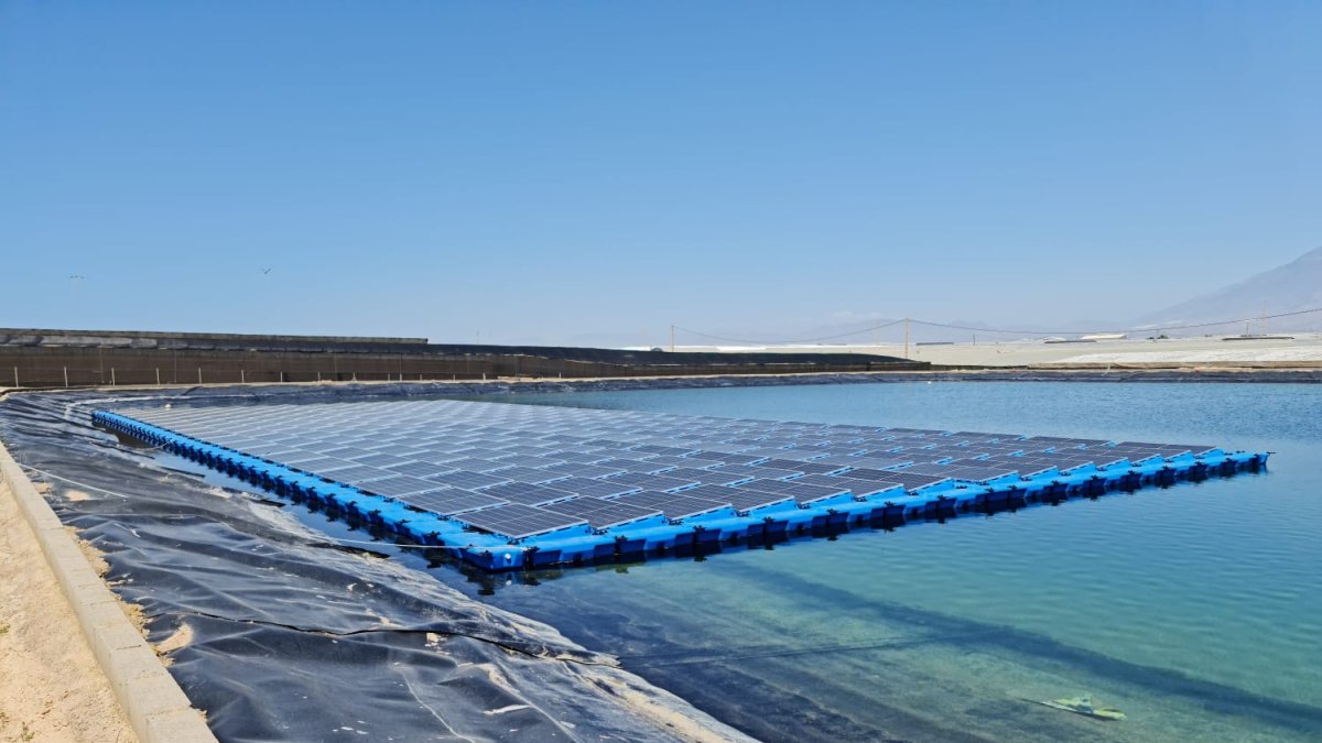 Placas solares flotantes en una de las balsas de Tierras de Almería