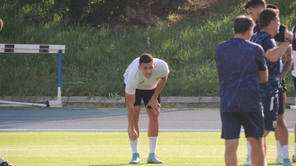Kaiky Fernandes en el campo Anexo.