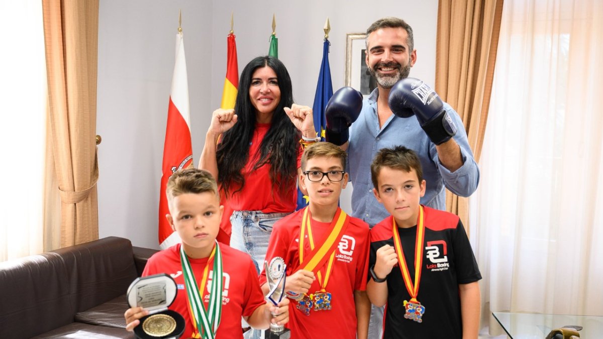 El alcalde con la entrenadora y sus campeones.