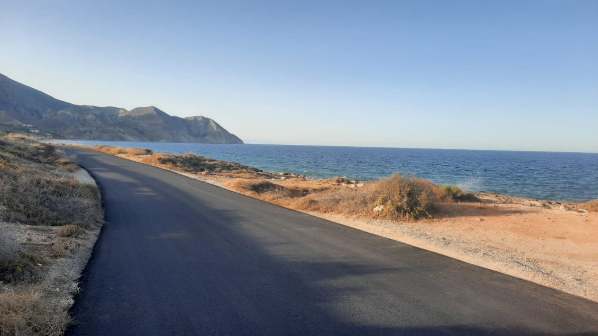 Nuevo asfaltado de la carretera de El Algarrobico en Carboneras.
