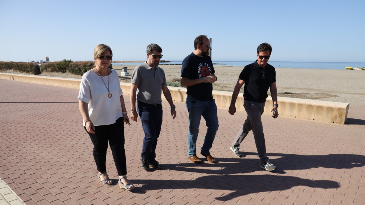 El alcalde de El Ejido y responsables municipales en uno de los tramos de Almerimar.