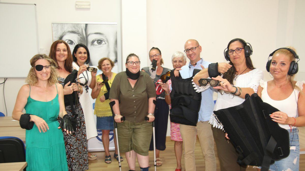María Salmerón, junto al alumnado y el profesorado del Certificado de Atención a la Dependencia de Almería, con los componentes del traje NHUMAN