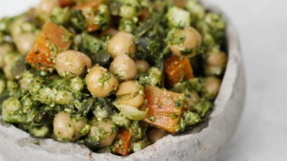 Garbanzos con aguacate para almorzar.