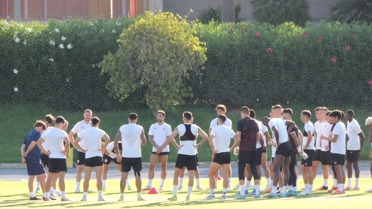 La charla de Rubi en el campo del Power Horse Stadium.