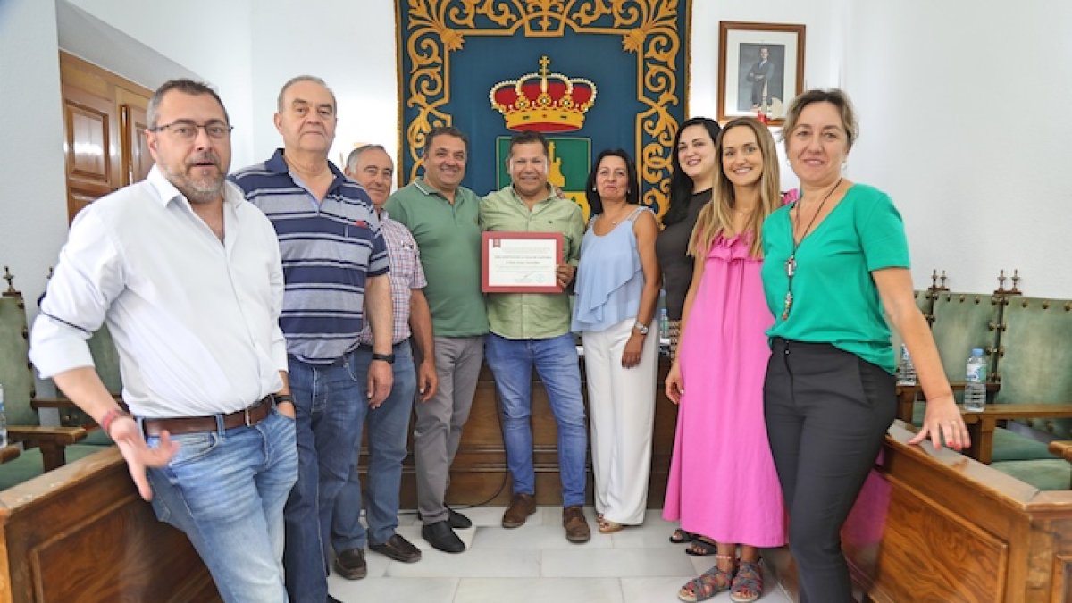 La Corporación municipal junto al vecino homenajeado.