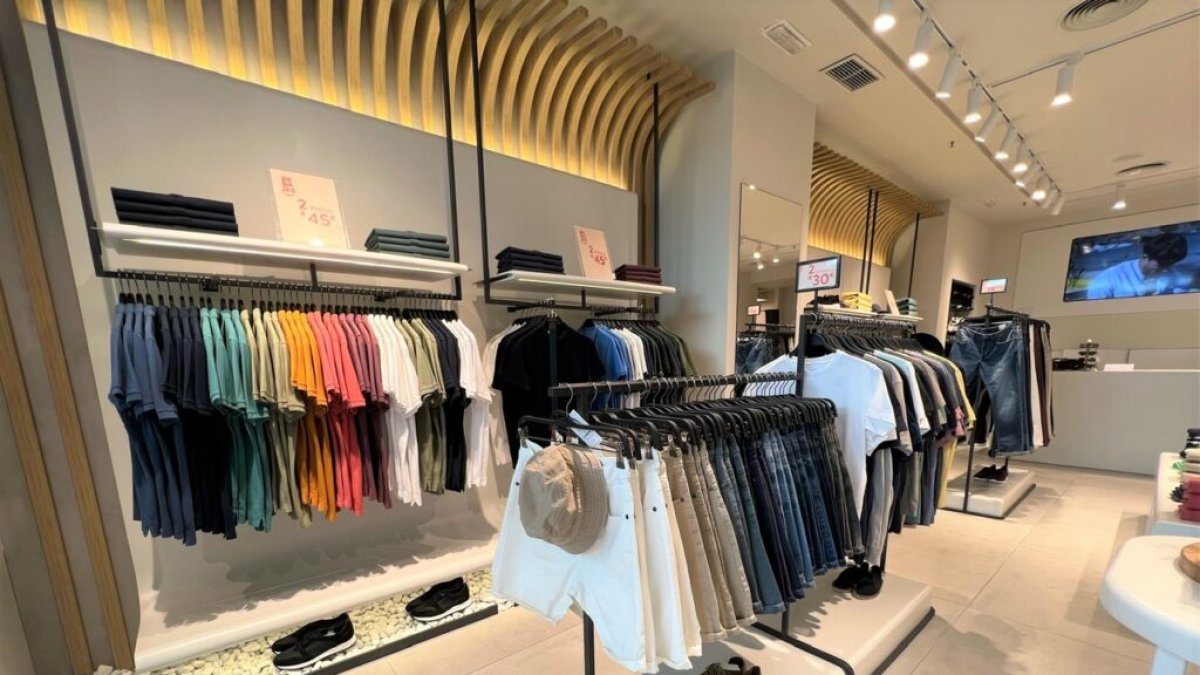 Ubicada en el centro comercial Mediterráneo, la nueva tienda cuenta con las últimas colecciones casual, sport y sastrería de la marca.