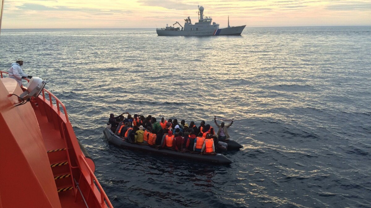 Una patera rescatada en Alborán, en una imagen de archivo.