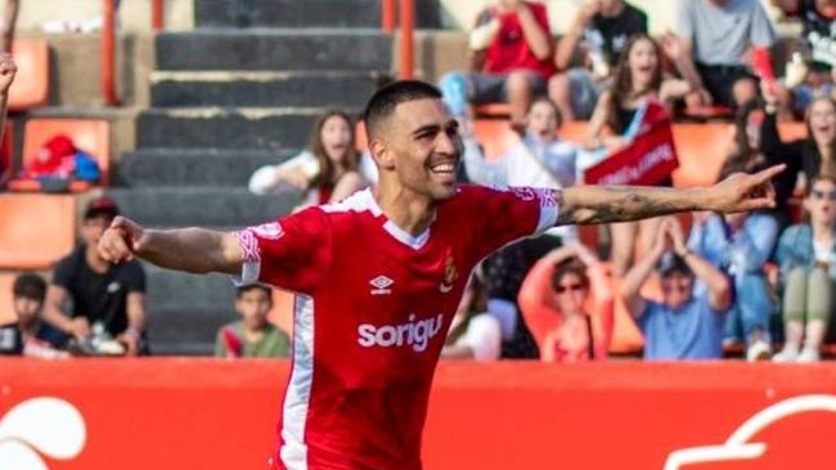 Dani Romera con la camiseta del Nastic.
