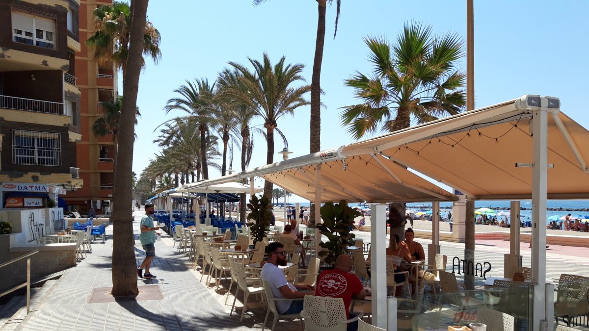 Terrazas situadas en el paseo marítimo de Almería.