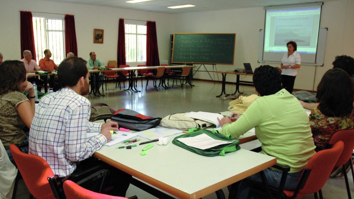 Alumnos realizan una actividad formativa del Ifapa.